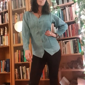 Mjuk denim skjorta med fina detaljer  - Fint skick. Denimskjorta. Mjuk i materialet. Fina detaljer och knäppning