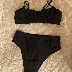 Bikini - Säljer denna svarta bikini som aldrig är använd och är i storlek L men passar även M skulle jag säga. Mitt pris 45kr plus frakt.💙