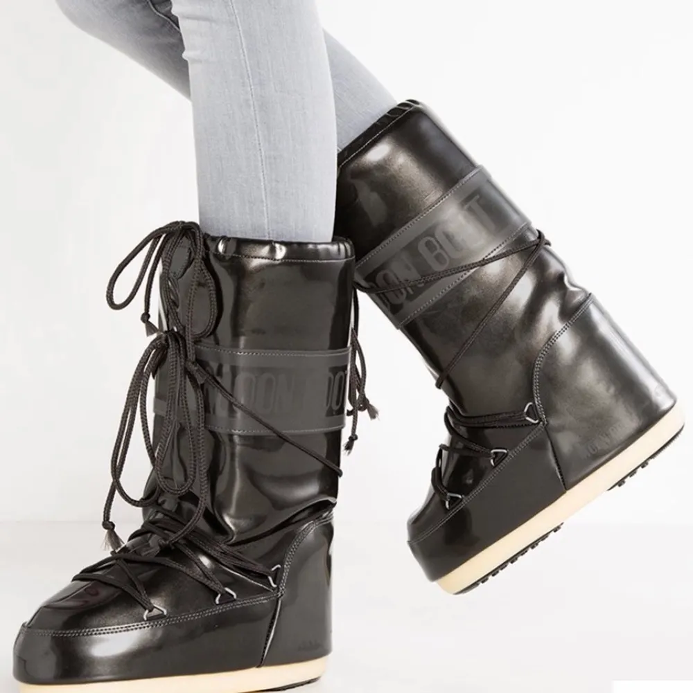 Säljer nu mina moon boots i glansig svart. Använda ett fåtal ggr. St 39-41 och är för stora för mig. Köpte för 1795 kr. Skor.