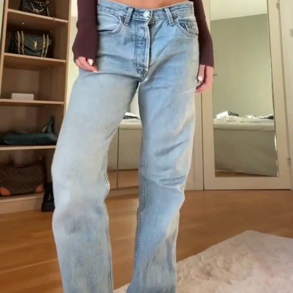 (Första bilden lånad) Säljer nu mina fina blåa 501 Levis jeans, fint skick och inga defekter osv. Herrmodell så de är låga i midjan!. Jeans & Byxor.