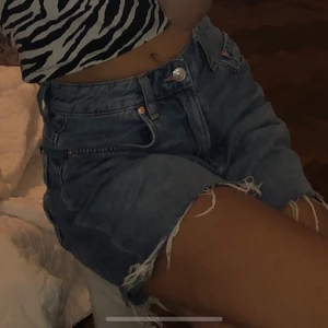 Shorts långa - Superfina somriga shorts som går en bit över låren, vilket är skönt och går att ha på sig även lite sämre sommardagar med regn & blåst. Shortsen är lite små i midjan och kan därför passa både 34 och 36.