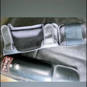 Twins benskydd  - Oanvända twins benskydd i storlek S