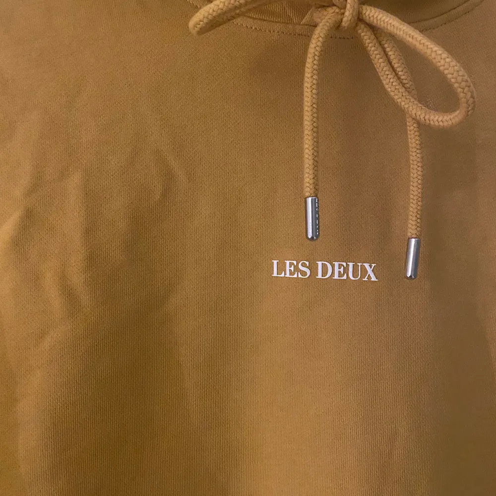 En fräsch Les Deux hoodie som tyvärr aldrig kommit till användning. I strl M. Nypris 700kr, säljer för 300kr.. Hoodies.