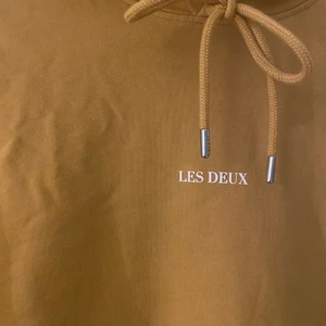 Les deux hoodie i gul färg, strl M - En fräsch Les Deux hoodie som tyvärr aldrig kommit till användning. I strl M. Nypris 700kr, säljer för 300kr.