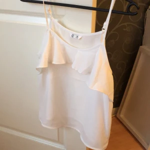 Vitt volanglinne - Hej! Säljer detta volanglinne som knappt är använt. Det är i storlek 158 men skulle säga att linnet sitter som xs. Skriv för fler bilder!🥰