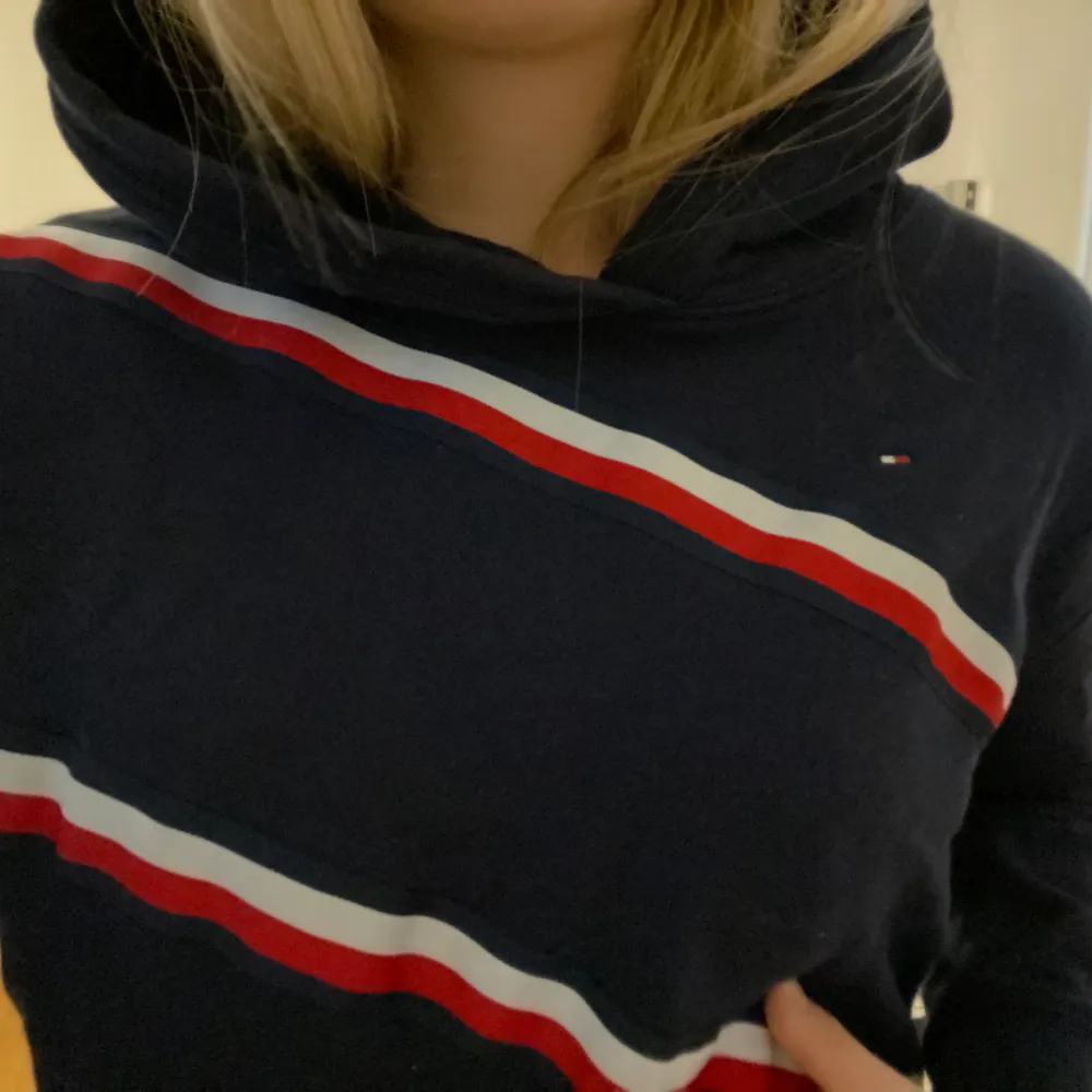 Croppad Hoodie från Tommy hilfiger i 164 / passar som Xs ❤️🔥❤️🔥. Neuletakit & Villapaidat.