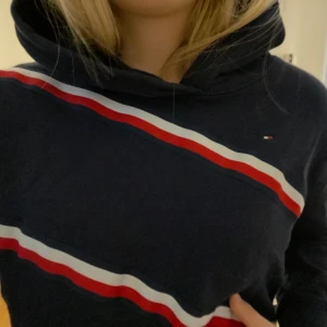Hoodie - Croppad Hoodie från Tommy hilfiger i 164 / passar som Xs ❤️‍🔥❤️‍🔥