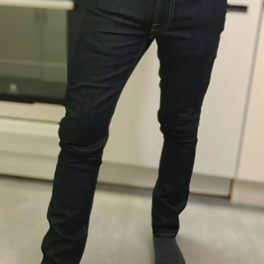 Helt nya jeans ej använda ej tvättade, felköp Märke: Nudie  Storlek 29-32 Modell: thin finn  Ordinarie pris: 1200 kr. Jeans & Byxor.