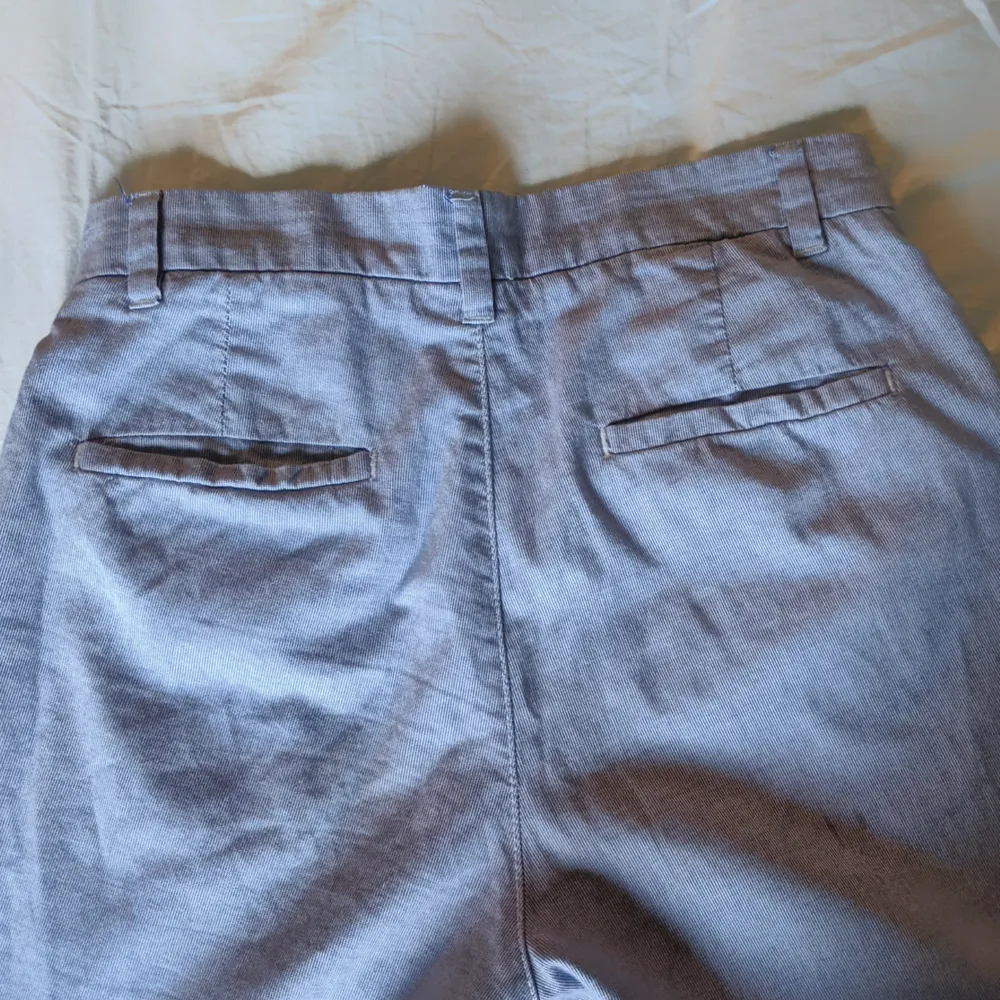 Fina blåa trousers från HMs l.o.g.g i fint skick, bekväma och snygga sommarbyxor. De har små ränder som är svåra att fånga på bild. 97% bomull 3% elastan. . Jeans & Byxor.