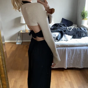Bolero Zara  - Bolero från zara som är så himla fin i den perfekta beiga färgen, den är i nyskick, strl Small