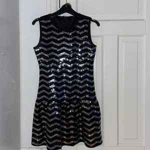 Guess klänning XS/S - Köpt på NK, storleken står ej men jag skulle säga XS/S. Använt en gång, bortsett från bortklippt lapp är klänningen så gott som ny ⚡️