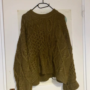 Stickad tröja  - En chunky stickad tröja i en superfin olivgrön! Det är olika mönster på tröjan både fram och bak! Den är stor i storleken och skulle även passa L! Vid fler frågor eller om du vill ha fler bilder så är det bara att skicka iväg ett meddelande<3