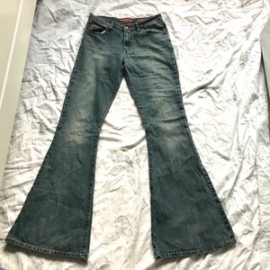 miss sixty  - de perfekta lågmidjade miss sixty jeansen💕💕 vill nästan inte sälja men de är för små för mig     Midjemått: 78cm            Innerbenslängd: 82cm