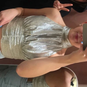 Festtopp - Jätte snygg nyårs topp i storlek S kan skicka paketet spårbart så den hinner komma till nyår! Köparen står för frakt, original pris 300