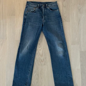Levi’s 501 strlk 28/32 - Ett par klassiska, raka Levi’s 501 i storlek 28/32. Skick 7/10 då de har använts ca 15 gånger. Jättesköna och snygga jeans som passar både killar och tjejer. Byxorna är herrbyxor.