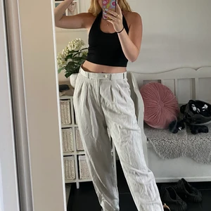 Linnebyxor  - Säljer ett par linnebyxor. Vet ej storlek men de är baggy på mig som brukar ha strl 38 och långa (är 168cm).  Fint skick, köpare står för frakt💗