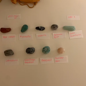 Äkta kristaller i super skick!  - Kristallerna är i super skick och av mycket bra kvalité. Tyvärr syns inte alla fina detaljer och färger så bra på bild så bilderna är tagna med min mobil i ganska dåligt ljus! Men om du är intresserad skickar jag gärna bättre bilder. Kristallerna på bild 1 kostar 25kr st, bild 2: 35kr st och bild 3: 15kr st. Namnen står under kristallerna så när du ska köpa är det bara att skriva namnen på de kristaller du vill ha. Om du vill köpa alla kristaller kostar det , 175kr. Då jag ändå inte använder de.