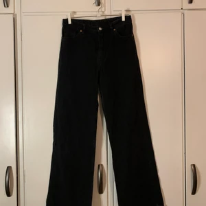 jeans - ett par svarta vida jeans från monki i st 38/M i bra sick men lite urtvättade ☺️
