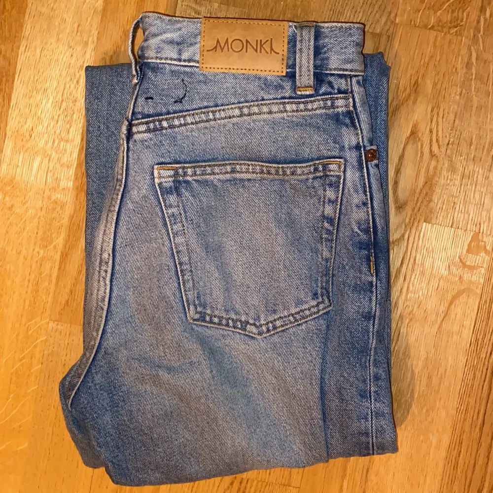 Ett par jeans som är i bra skick, använt ett fåtal gånger. Jag är 1,60! Skriv för fler frågor!💗. Jeans & Byxor.