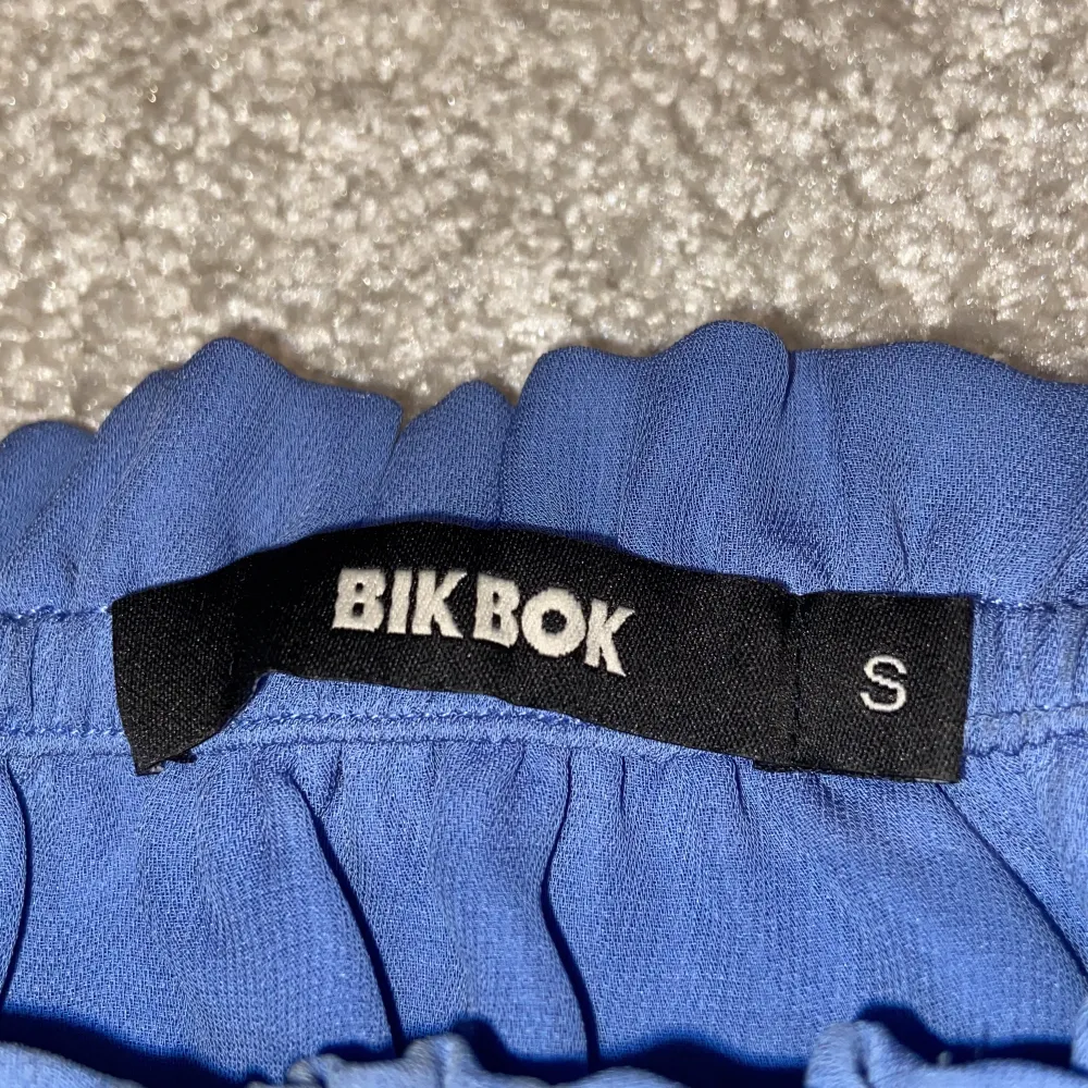 Babyblå/ lite lila aktig tröja från bikbok. Gott skick bara använts ett fåtal gånger storlek S. Blusar.
