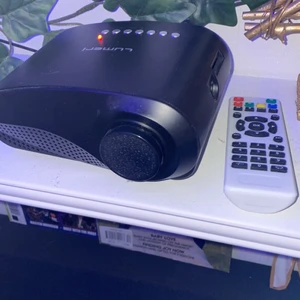 Projektor - Projektor i ny skick! Säljer pga att den inte kommer till så mycket användning. Kontroll ingår! HDMI sladd ingår inte men övriga sladdar ingår 