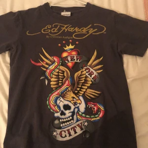Ed Hardy t-shirt  - !!!BUDA I KOMMENTARERNA!!!!!  Vintage ed Hardy tröja som är i bra skick, original pris är runt 500-600kr, det är svårt att få tag i dem nu, str är M men den är ganska liten så den sitter som en vanlig t shirt på en som är str S