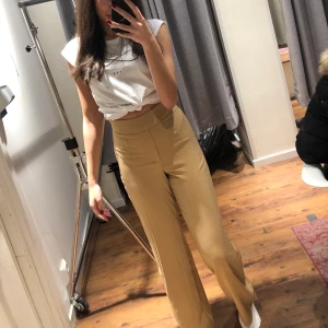 Beiga konstymbyxor  - Hej säljer ett par beiga kostymbyxor från bikbok ,knappt använda.storlek 34/xs