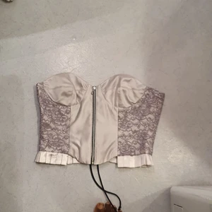 Korsset - I mycket bra skick och passar till all.