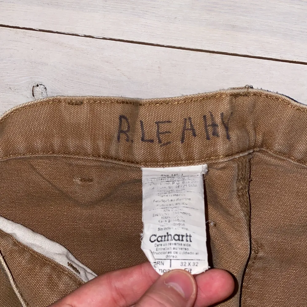 Viktige carhartt work pants, små slitningar men inga större hål.. Jeans & Byxor.