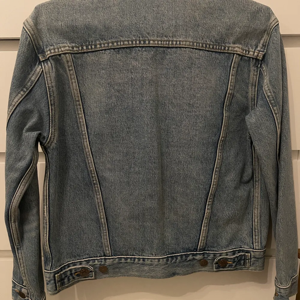 Levi’s Ex boyfriend Trucker jacket  Storlek: XS  Har aldrig använt den, den har bara stått i min garderob.  Skriv för fler bilder:) Nypris: 899kr. Jackor.