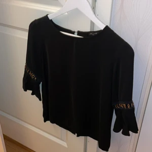 Unik blus - Säljer denna fina blus med detaljer på armarna. Köpt från river island. Jag står för frakt🌟