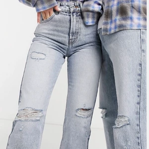 Collusion jeans  - Collusion jeans som är köpta för 2 år sedan.💞Jag har använt dom vid 2 tillfällen. Som är i en storlek som är helt omöjlig att få tag på nu. 💗Dom är så snygga. Jag är 163 centimeter och dom passar perfekt på mig. Dvs lite över skorna🙏🏼💞 Det är en 26 i midjan men sitter som en 25 mer tycker jag 