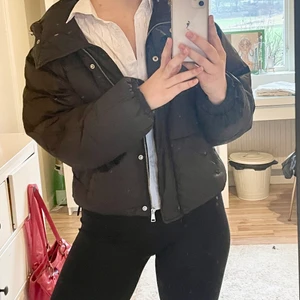 Svart jacka - Säljer denna supersnygga puffer jackan från Nakd🖤 Köpt förra vintern så tror inte den finns kvar på hemsidan. Storlek 36, Croppad och ganska oversized. Har luva✌🏼🤓 300kr plus frakt (flera intresserade = bud) 💃🏽