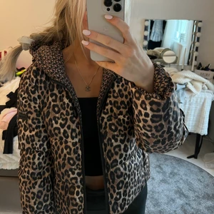 Jacka från michael kors - Helt ny aldrig använd, går att vända ut och in och ha två olika mönster. Nypris 3600 kr