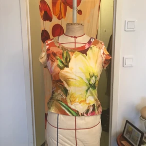 Blommig t-shirt - Fin t-shirt köpt second hand, passar mig inte riktigt längre. Desigualkänsla, fina frger och mönster :) 