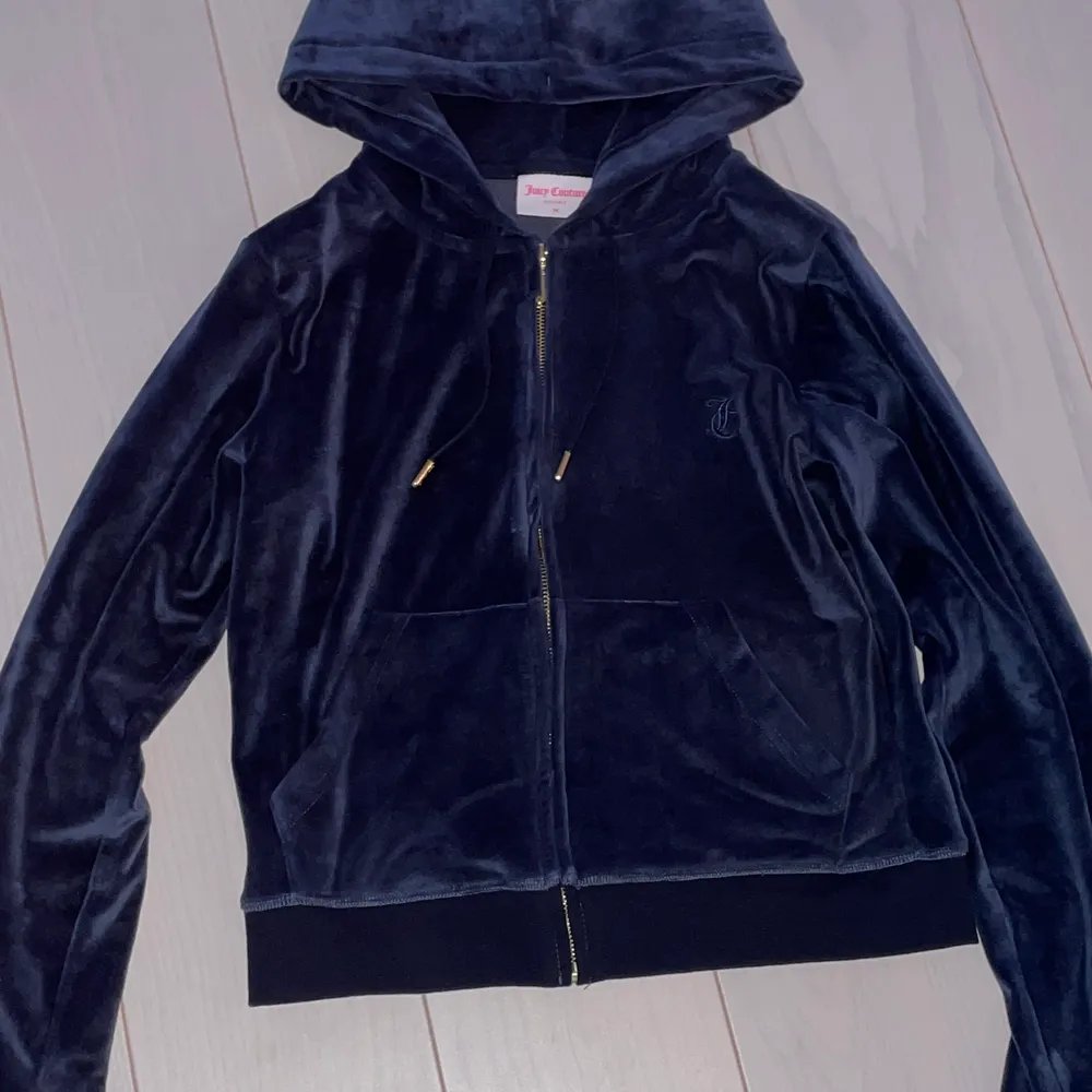 Säljer denna jätteeftertraktade juicy couture tröjan. Tröjan är i färgen nightsky och är i classic velour. Köptes i Skottland på höstlovet för ca 1100 kr. Säljer då den inte kommit till användning. Om flera är intresserade blir det budgivning!💕 Hör av er om ni är intresserade!. Hoodies.