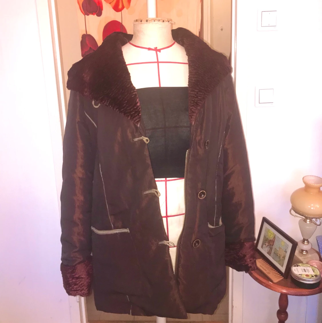 Röd jacka sammetskrage