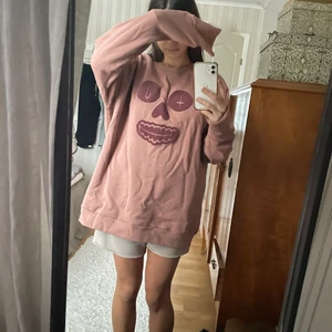 Snygg college tröja  - Nyskick tröja! Med gulligt tryck från tiger of sweden pris kan alltid dikstuteras vid snabb affär