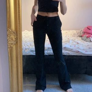 Kostymbyxor  - Kostymbyxor från zalando. Köpta för 399. Säljer för 150+frakt (66kr) knappt använda. Verkligen jätte fina säljer för att ja inte tycker dem passar mig. Jag är 170 cm lång som referens. 🥰