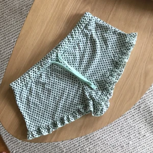 Hotpants / pyjamasshorts - Gröna hotpants eller pyjamasshorts med gråa hjärtan på från Bik Bok. Lite smått noppriga. Om du köper någonting annat i min shop för över 50kr så får du denna på köpet (gäller allt i min shop som kostar 20kr).