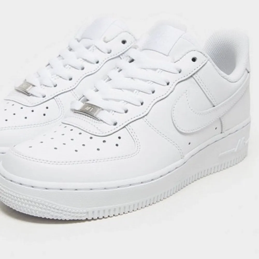 Jag säljer mina nyköpta Nike airforce 1 eftersom dessa är tyvärr lite stora för mig. Säljer för 999kr men pris kan diskuteras 💕. Skor.