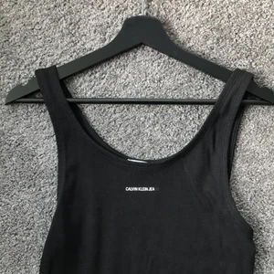 Calvin Klein klänning - Calvin Klein klänning, köptes i Mars för 800kr men säljer den nu för 300 då två bokstäver åkte av när jag tvättade den i för hög värme, annars är den helt som ny! Bara använd en gång 🌷🌸