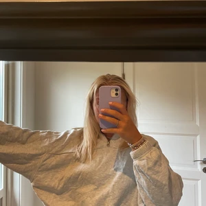 Storlek L - Grå zip sweatshirt från Weekday!! använd 1 gång!💫💓