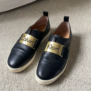 Skinnskor Calvin Klein   - Fräscha skinnskor från Calvin Klein sparsamt använda. Fick de i födelsedagspresent men de är beställda på Zalando. 