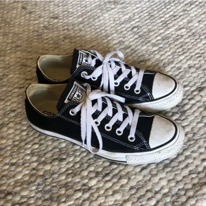 Svarta converse  - Säljer mina svarta converse i strl 38!!💗 använda cirka 3 gånger !!<3