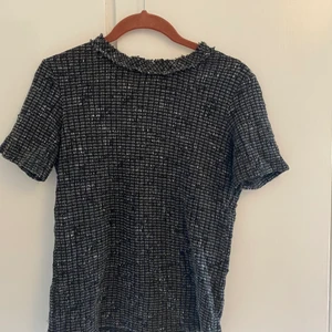 Zara topp - Jätte fin zara topp som jag säljer pga att jag inte använder den så mycket. Fint skick och ser knappt använd ut. Storlek m men skulle säga att den passar S-L. Köparen står för frakten, kom priv för fler bilder <3. Pris kan diskuteras 