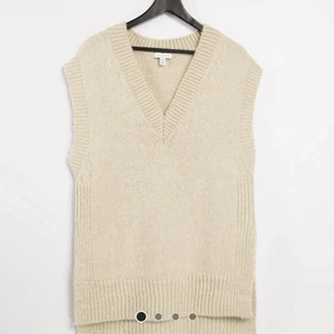 Ny stickad väst - Helt ny stickad väst från ASOS, bara provad, lappen sitter kvar. Köpte för 459, säljer för 250. Pris kan diskuteras! Väldigt tjock och mysigt material. Sitter perfekt oversized på mig som är S/M