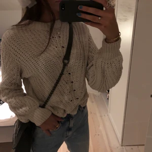 Stickad tröja - Jättefin och skön stickad tröja perfekt för hösten! offwhite. Strl xs 😍💞❤️