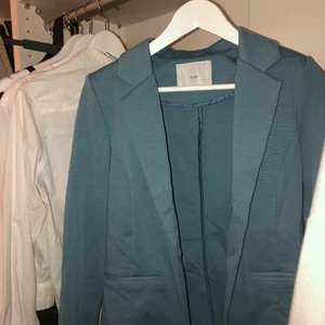 Ichi - Säljer min jättefina blå blazer från ICHI. Superfint skick då den är helt oanvänd. Köpt för 500 kr. Köparen står för frakt 🤍
