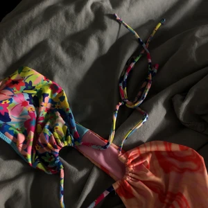 Hanna Schönberg Bikinitopp - Jättefin speciellt sydd bikini, sitter så fint och formar kroppen så fint☺️ storleken är väldigt reglerbar både i banden och vid brösten då man kan spänna ut tyget eller göra den mindre:) 